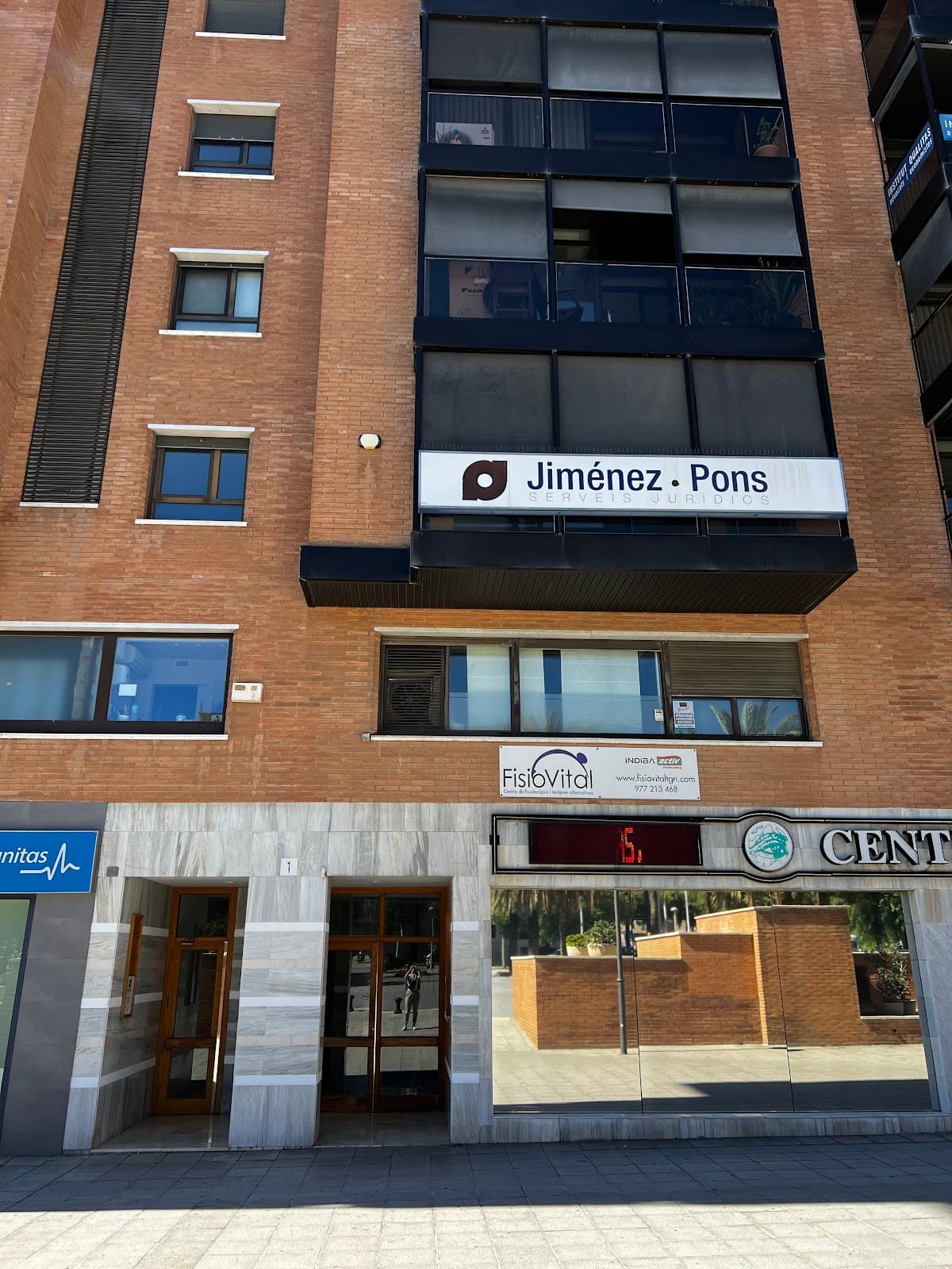 Rótulo y fachada de las oficinas de Jiménez & Pons Abogados y Economistas en Tarragona