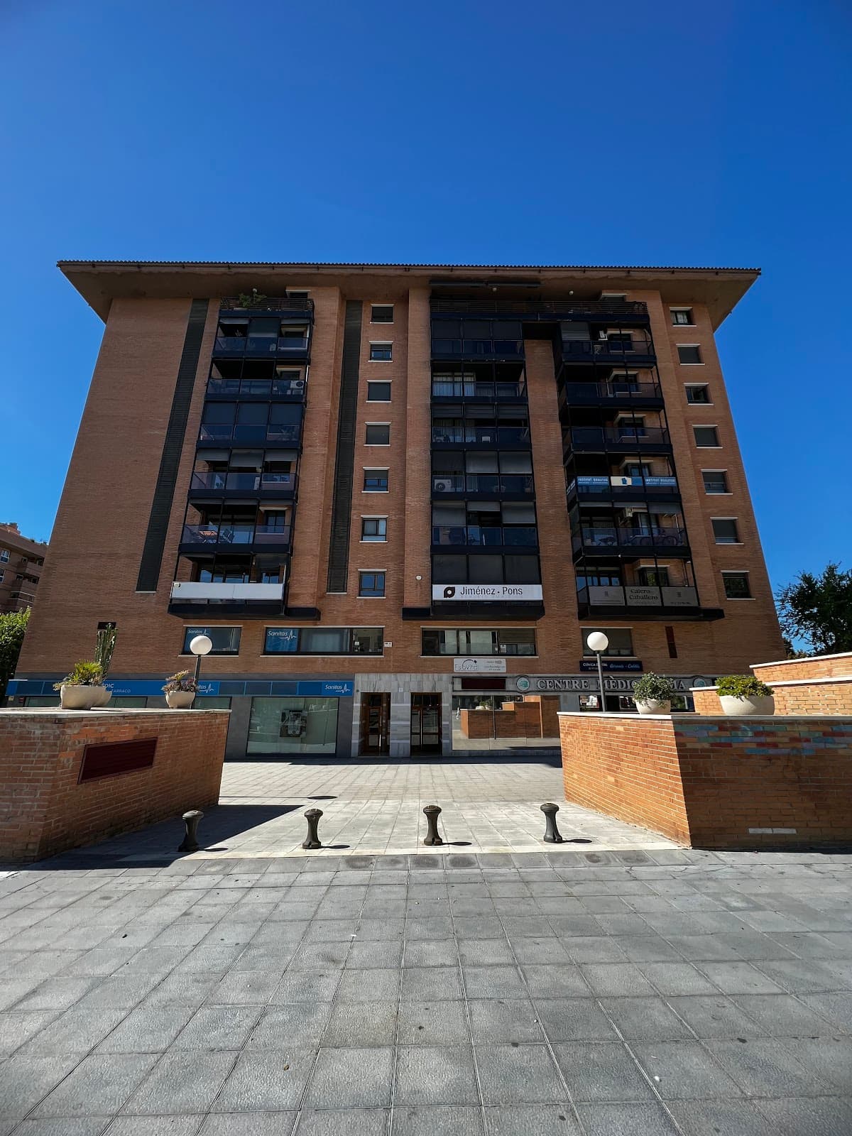 Fachada del edificio donde se ubica el despacho Jiménez & Pons en Tarragona